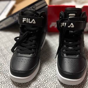 (FILA sneakers) BRAND NEW, never been worn. Size 7.5 in mens. 👟😎👟